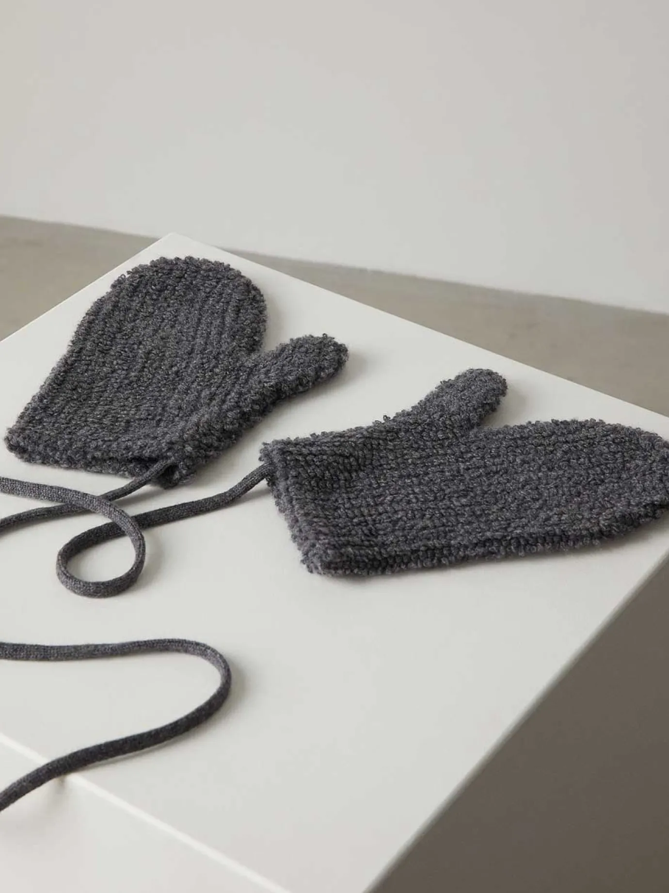 Online LISA YANG The Montana Mittens Graphite