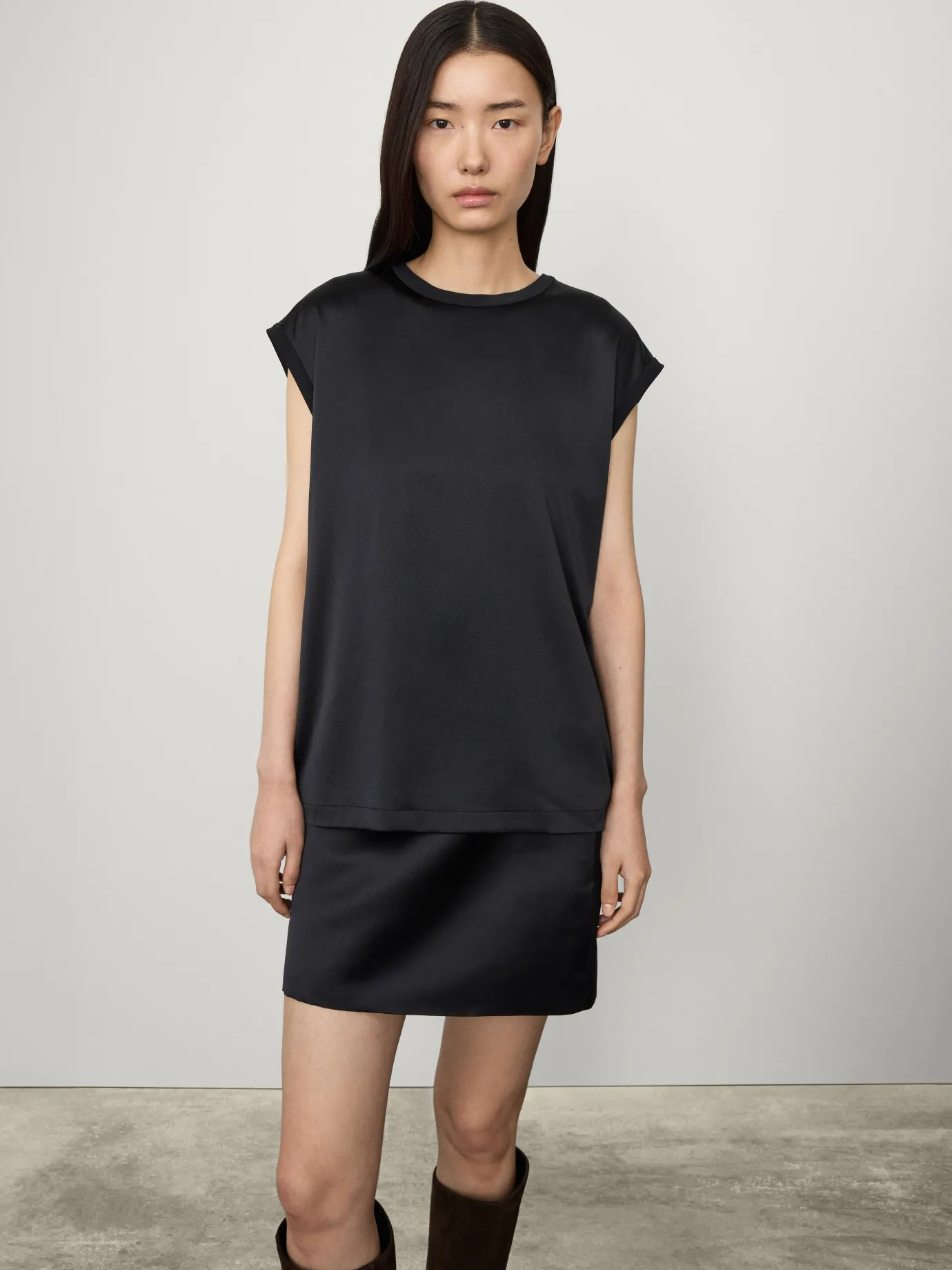 New LISA YANG The Round Neck Sleeveless Top Midnight