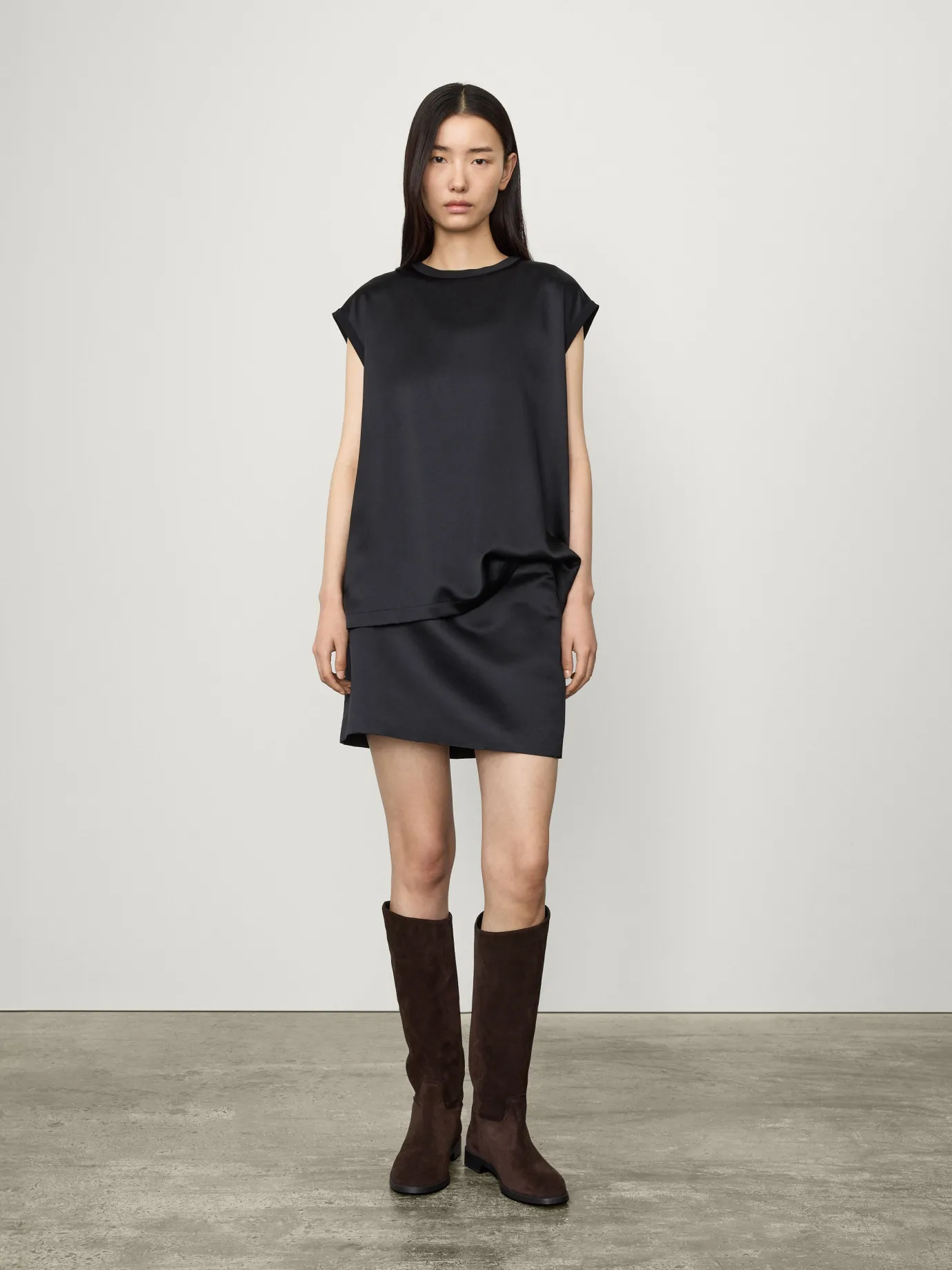 New LISA YANG The Round Neck Sleeveless Top Midnight